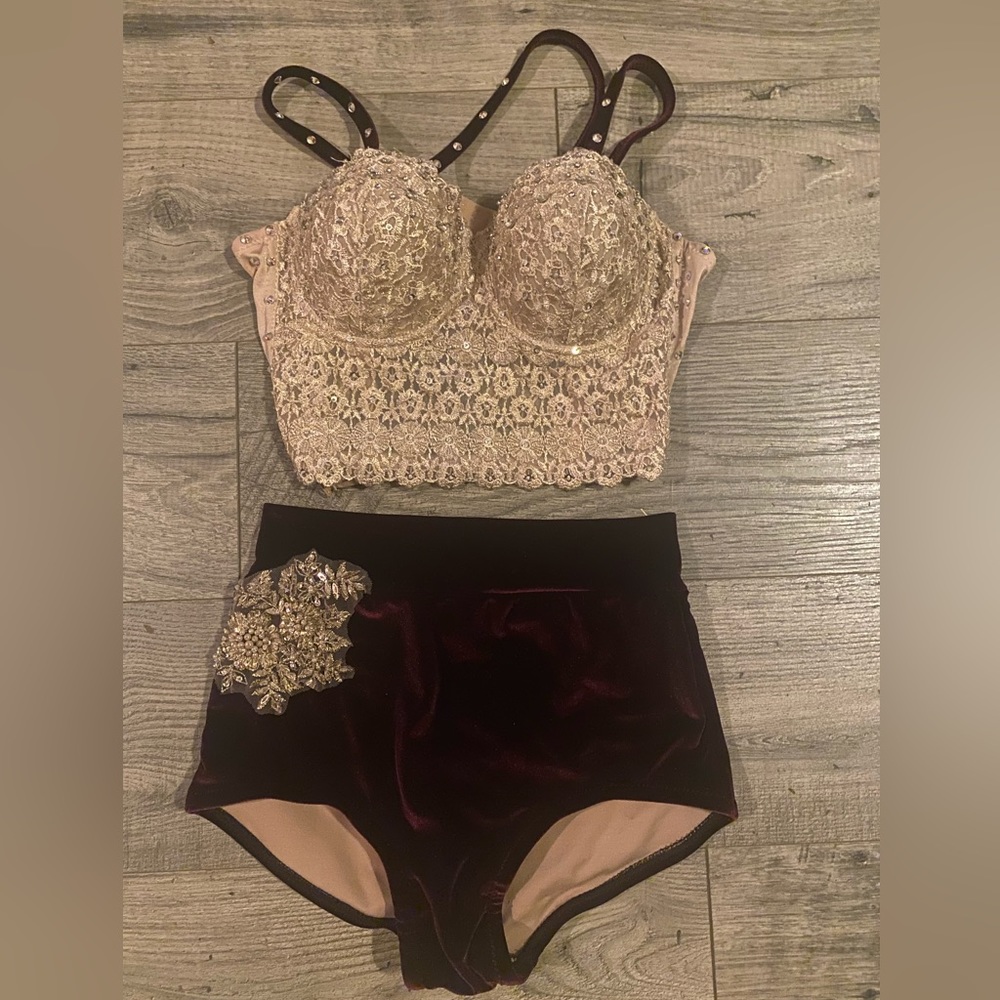 ⭐️Two piece gold and maroon dance costume ⭐️